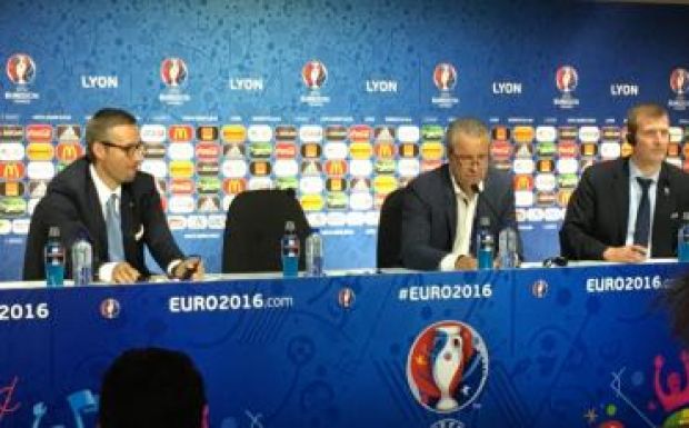 EURO-2016: Storck emeli kalapját csapata előtt