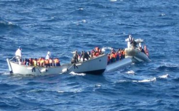 Menekültek holttesteivel teli hajót emeltek ki a vízből Szicíliánál