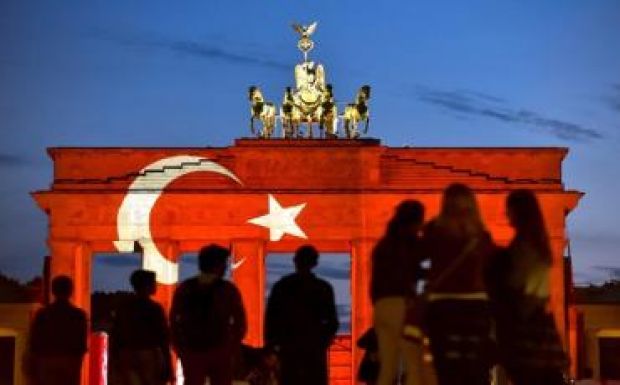 Török félholdat vetítettek a Brandenburgi kapura