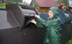 Megérkeztek Tusnádfürdőre a medvebiztos szemeteskonténerek