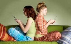 Sokak számára fontosabb a mobil, mint a barát