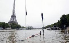 Már a Louvre-t nyaldossa a víz