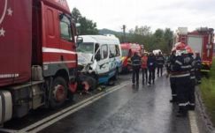 Kisbuszba rohant a kamion Hunyad megyében 