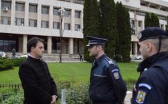 Kampányfinis Csíkszeredában: bekísérték a rendőrségre az EMNP jelöltjét