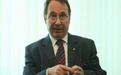 Valer Dorneanu lett az alkotmánybíróság ideiglenes elnöke