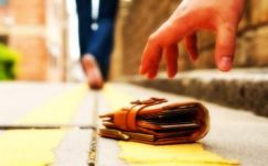 Visszaadta a milliókkal teli elvesztett pénztárcát egy takarító