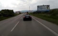 Két percen át blokkolta a mentőautót egy szlovák Mercedes