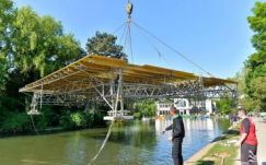 Így építik a színpadot a szombati Hattyúk tava előadásra