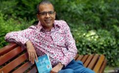 Indiai író kapta a világ egyik legmagasabb összegű irodalmi díját