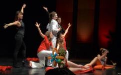 „Ki mit tud?”-szerű díjátadóval szórakoztatta közönségét a Csíki Játékszín