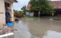 Árvíz: autókat lepett el a víz, háztartásokat öntött el az ár