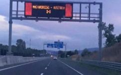 Soha nem látott felirat az autópályán a magyarok miatt