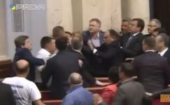 Tömegverekedés volt az ukrán parlamentben