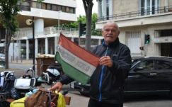 EURO-2016: három hétig kerekezett Marseille-be, de nem marad a meccsre