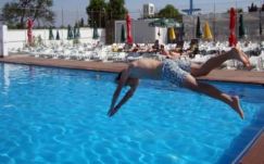 Hosszú hétvége jön, hétfőn zárva tartanak a hivatalok és a bankok