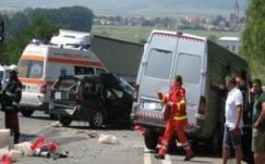 Kisbuszba rohant a személyautó, kilenc sérült