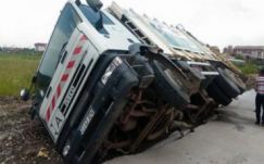 Beszakadt az út a kukásautó alatt Kolozs megyében