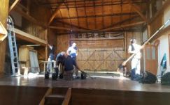 Csűrbe költözik a színház – Mikházán már felkészültek a nyári szezonra