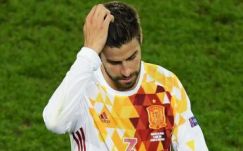 EURO-2016: tulajdonképpen mit is csinált Piqué a spanyol himnusz alatt?