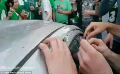 Behorpasztották és megjavították egy autó tetejét ír szurkolók