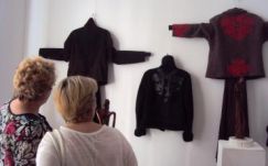 Kettős tárlat: textilművész pasztelljei és színművész faszobrai