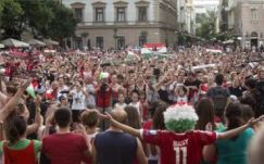 EURO-2016:  A magyar szurkolók ünnepelték a kiesett magyar csapatot