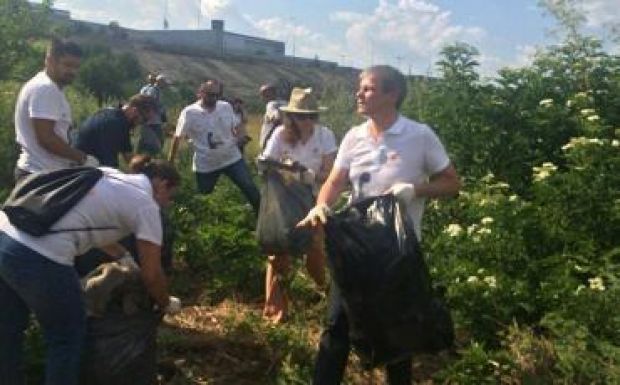 Szemetet szedett Dacian Cioloş miniszterelnök