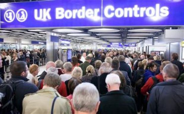 Csak viszonossági alapon garantálnák a britek az EU-bevándorlók jogait