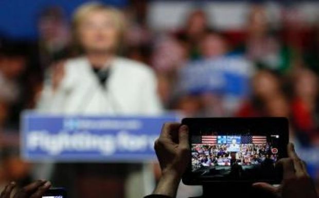 Megússza az email-balhét Hillary Clinton