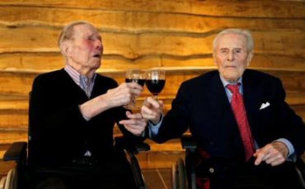 A világ legidősebb férfi ikrei 103 évesek lettek
