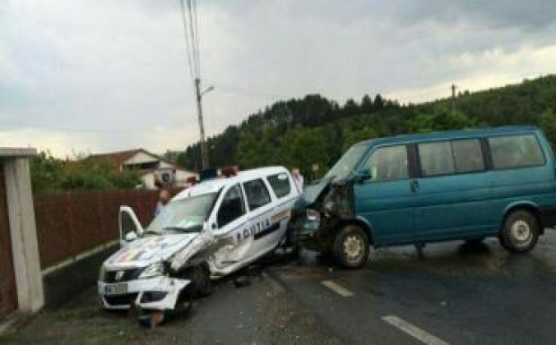 Rendőrautóba rohant a mikrobusz