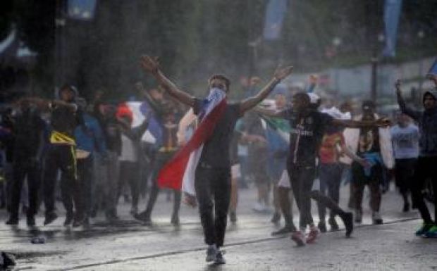 Könnygázzal oszlattak a szurkolói zónában az Eb-döntő előtt