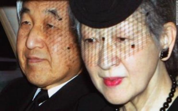 Cáfolja az udvar Akihito japán császár lemondását