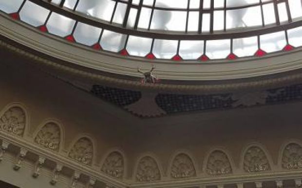 Drónt röptetett egy ukrán képviselő a parlamentben