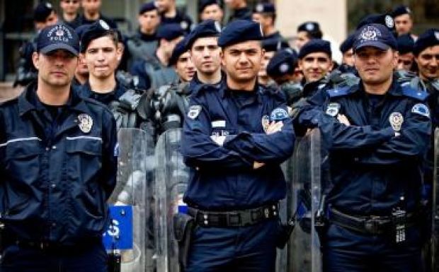 Törökországban nyolcezer rendőrt bocsátottak el