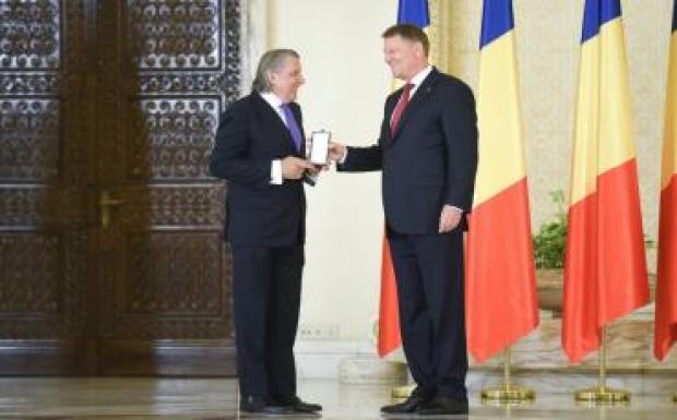 Kitüntette Klaus Johannis a rasszista román teniszcsillagot