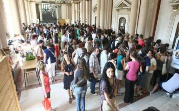 Közel 1400-an iratoztak be a BBTE alapképzési szakjaira az első napon