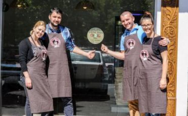 A magyar-román megbékélést hirdeti János Bácsi Székely Élelmiszerboltja