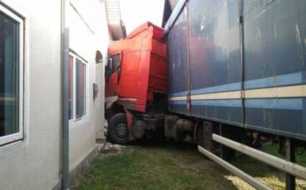 Nyerges vontató ütközött háznak Beszterce megyében