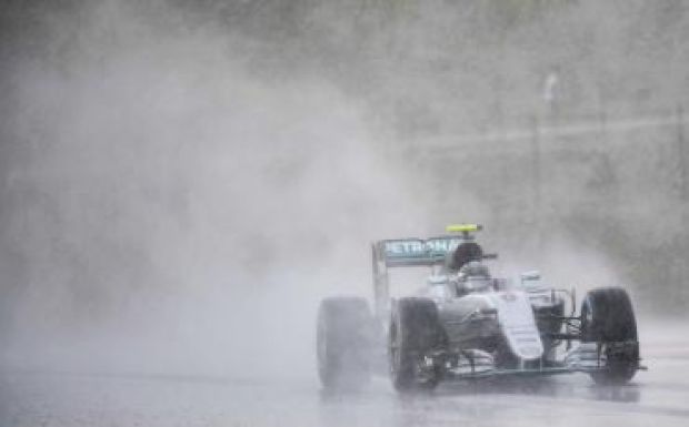 Magyar Nagydíj: négy piros zászló, Rosberg-siker az időmérőn