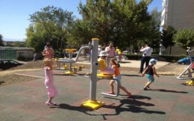 Köztéri fitneszgép miatt veszítette el ujjbegyét egy kisfiú