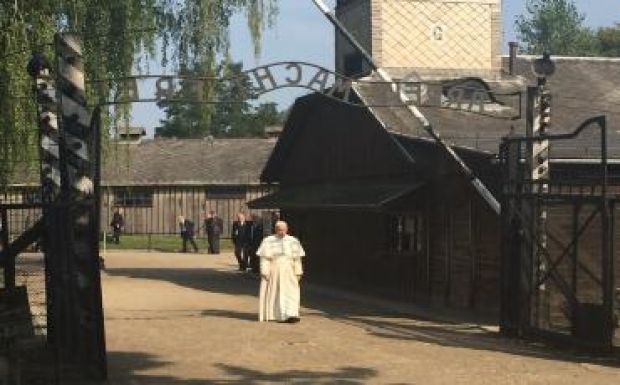 Ferenc pápa megáldotta az auschwitzi haláltáborok 12 túlélőjét