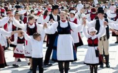 Több ezren vettek részt a székely népviselet ünnepén Csíksomlyón