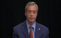Elégedetten távozik a UKIP éléről Nigel Farage