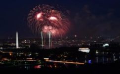 A viharos idő ellenére parádékkal, felvonulásokkal ünnepeltek az amerikaiak