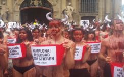 Jelképes vérfürdővel tiltakoztak az állatvédők a pamplonai bikafuttatás ellen