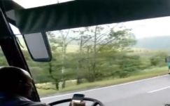 Vezetés közben facebookozott a román buszsofőr