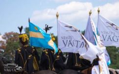 Székely huszár előtt tiszteleg a Nemzeti- és Székely Vágta