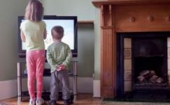 Egyre kevesebbet tévéznek a britek, főleg a fiatalok