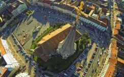 Így alakul át Kolozsvár főtere